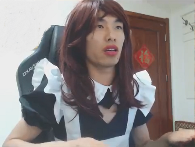 不过旭旭宝宝女装之后第二天就是停播了, 原因非常的简单,去济南参加