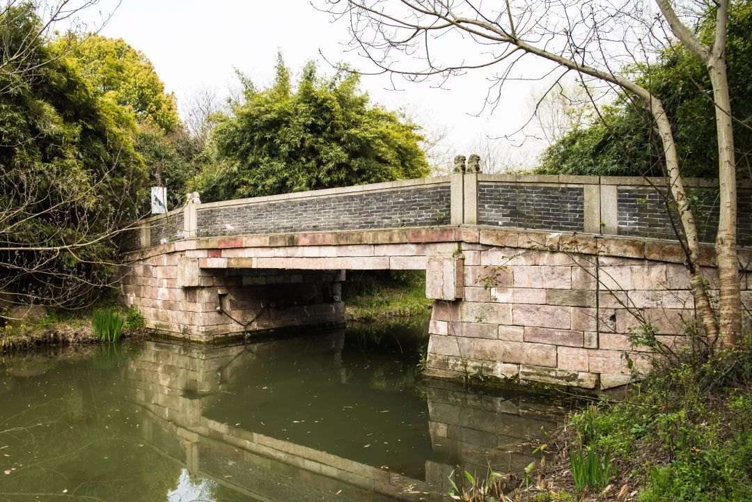 始建于清朝嘉庆年间,是花岗石质地单跨桥梁,其桥栏杆利用青砖叠砌,与