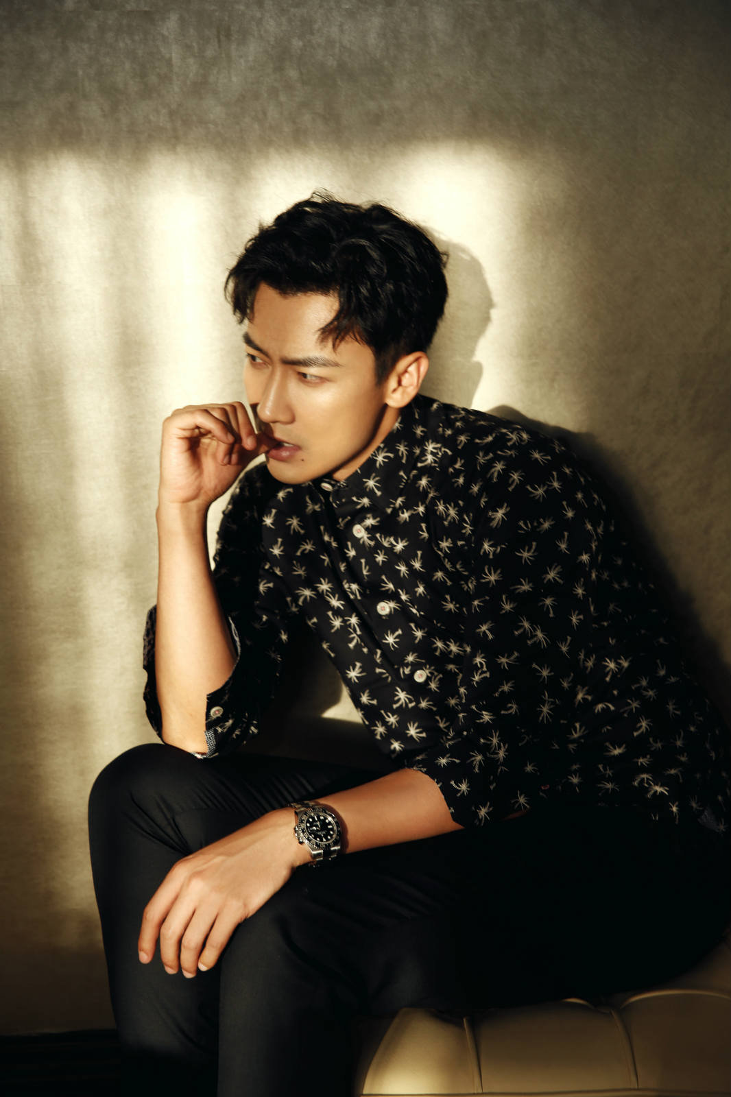 叶项明全新时尚写真曝光 光影交织尽展无边魅力