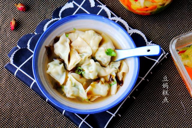 原创夏天,教你做韭菜小馄饨,皮薄馅香汤开胃,孩子每次定要吃两碗