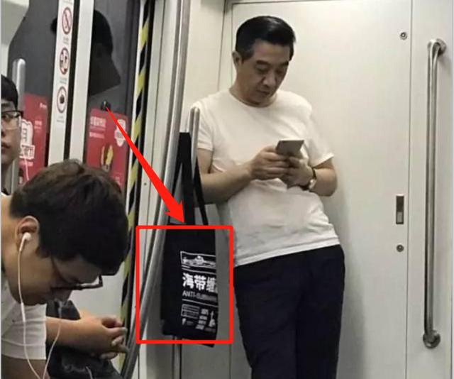 同样被恶搞68岁的局座张召忠让人钦佩蔡徐坤学到了吗