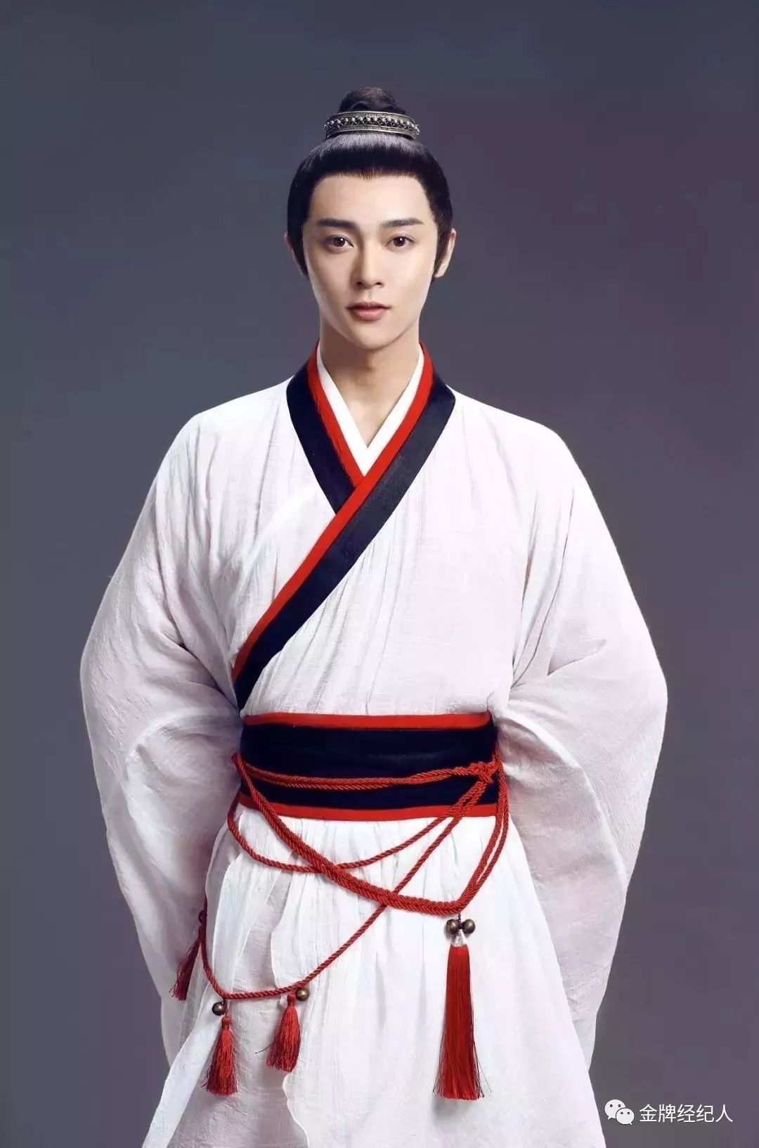 在《画江湖之不良人》中,他同样饰演了风度翩翩的男二号张子凡,李俊辰