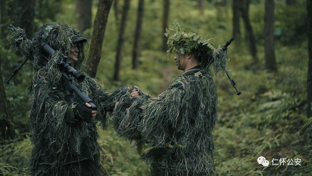 帅遵义公安狙击手神枪百步穿牙签