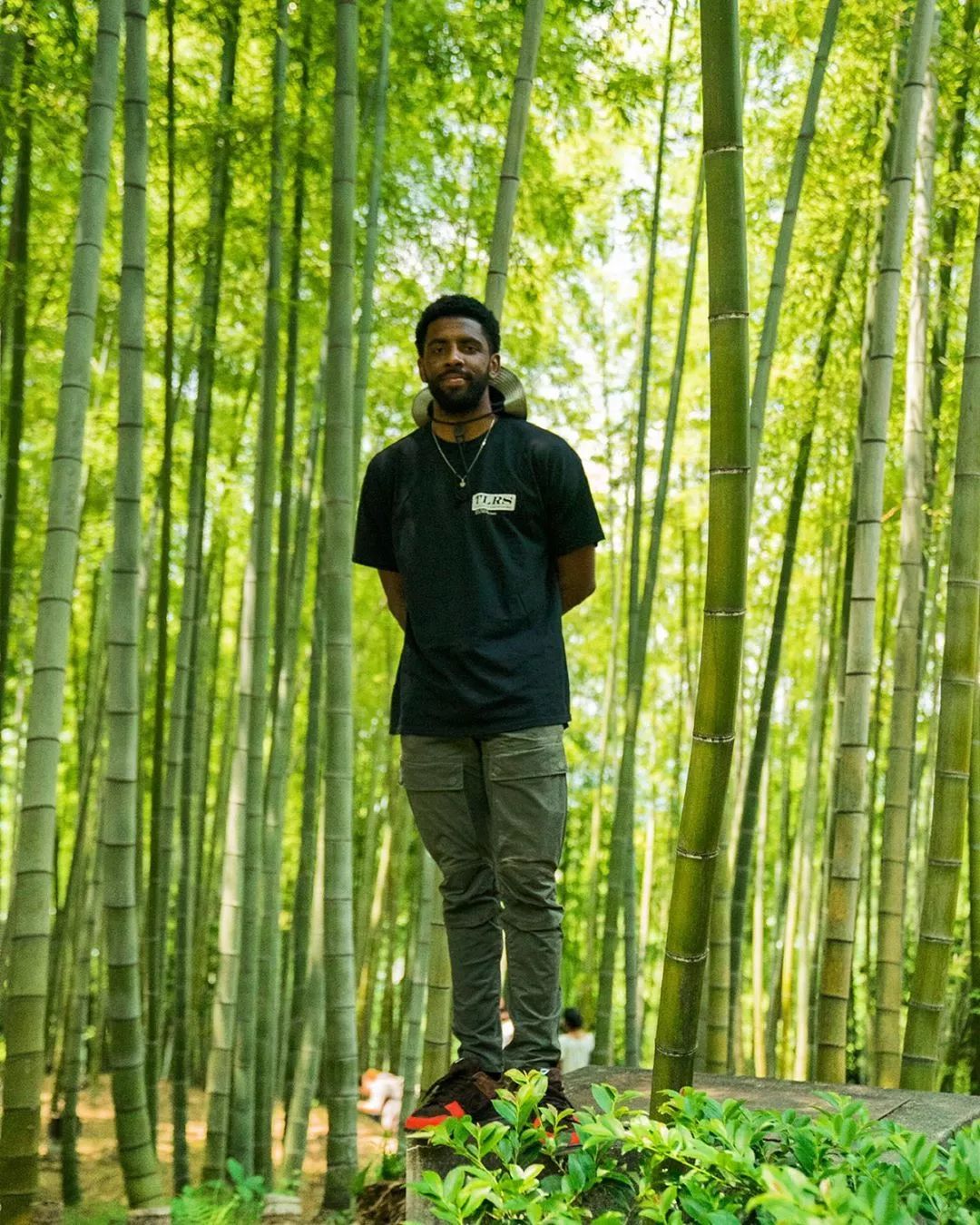 过得潇洒欧文与女友同游日本好甜蜜啊