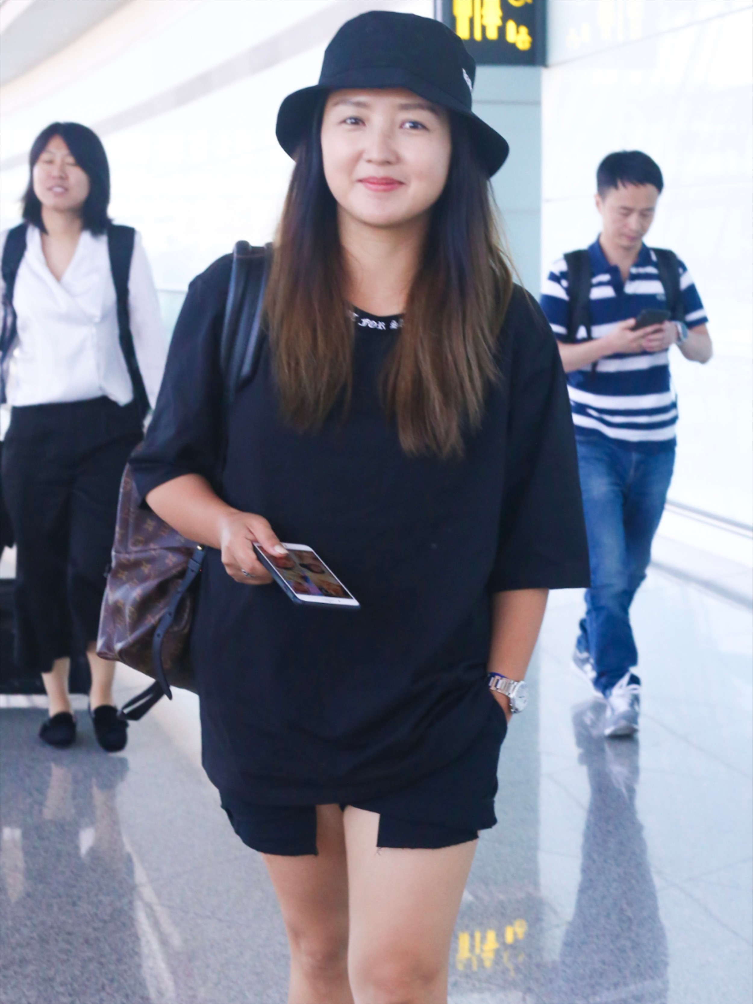 33岁何洁素颜近照,和2个孩子一同现身身材发福让人认不出