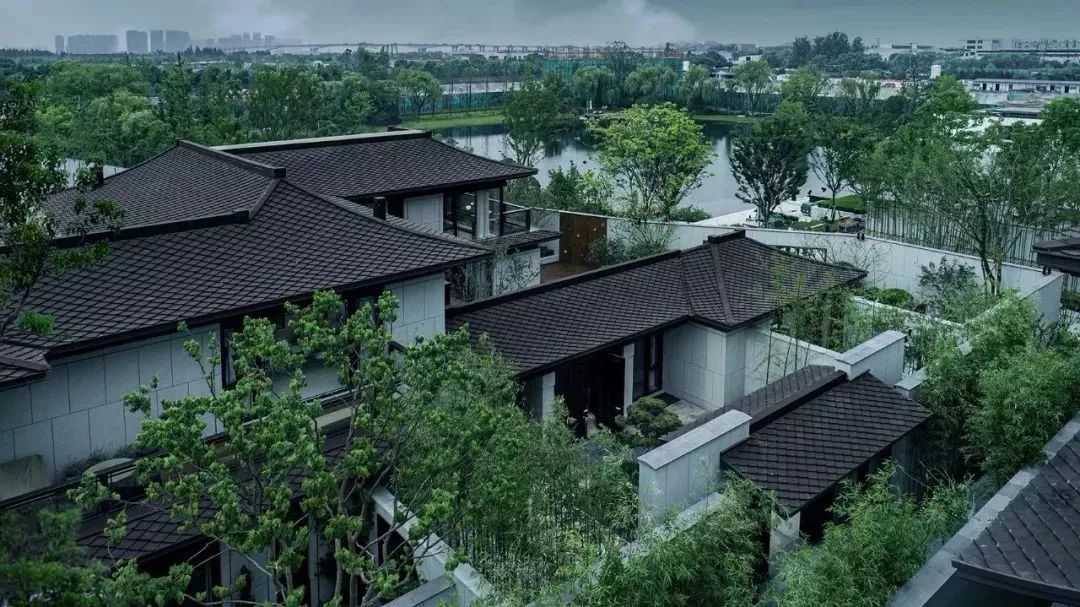 围着天然湖泊清风湖依次展开的62座合院,远看是一个山水世界,美不胜收