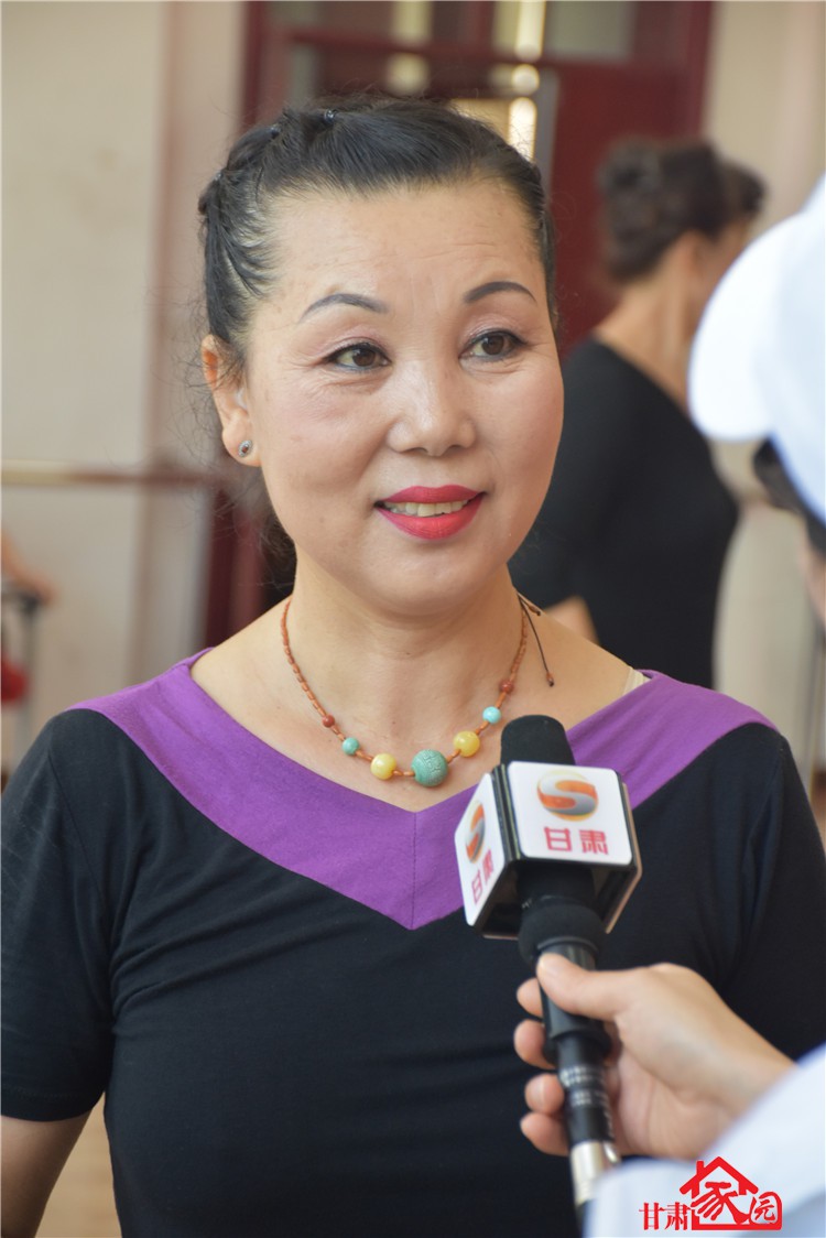 陳萍蘭女士接受採訪如果可以,誰願意離開故土去往他鄉,如果可以,又有