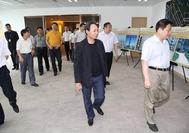 打工仔逆袭成百亿富豪,坐私人飞机探亲,风光无限却也饱受争议