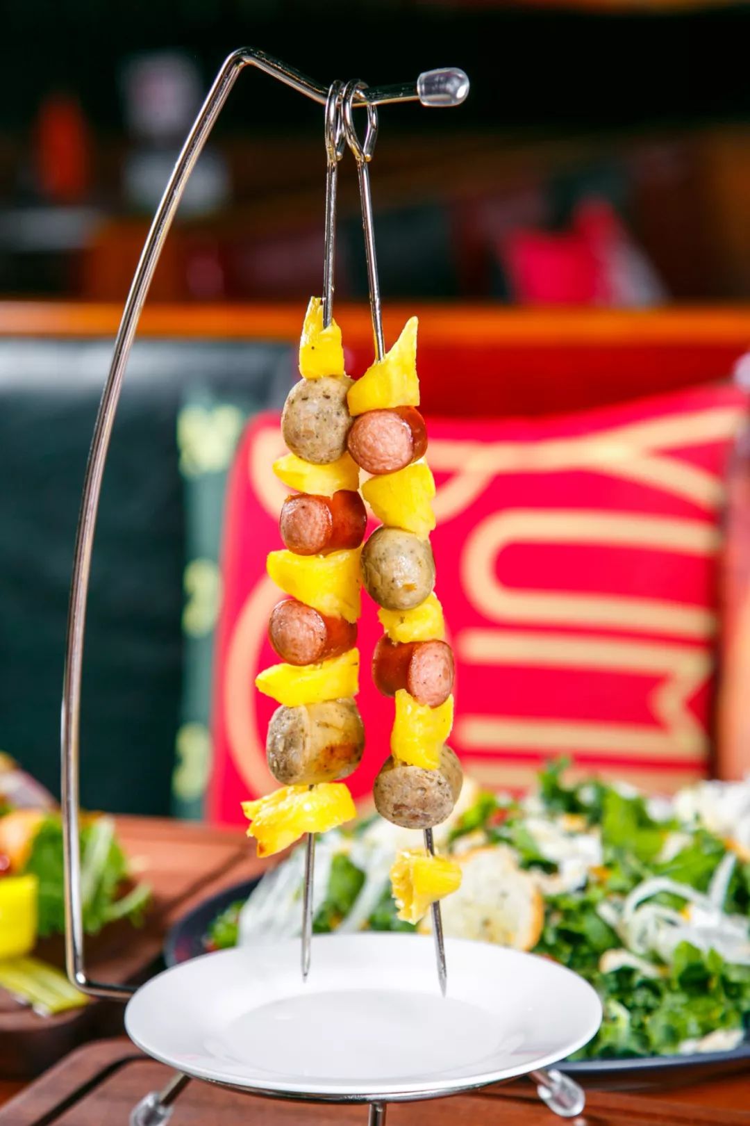 串烧菠萝烤香肠比手机还大,166以下的妹子单手拿可能会手抖,果然你们