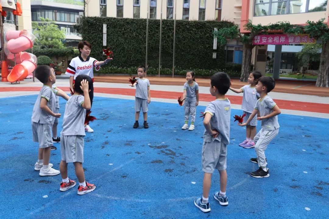 幼兒園民間體育遊戲 | 踢毽子