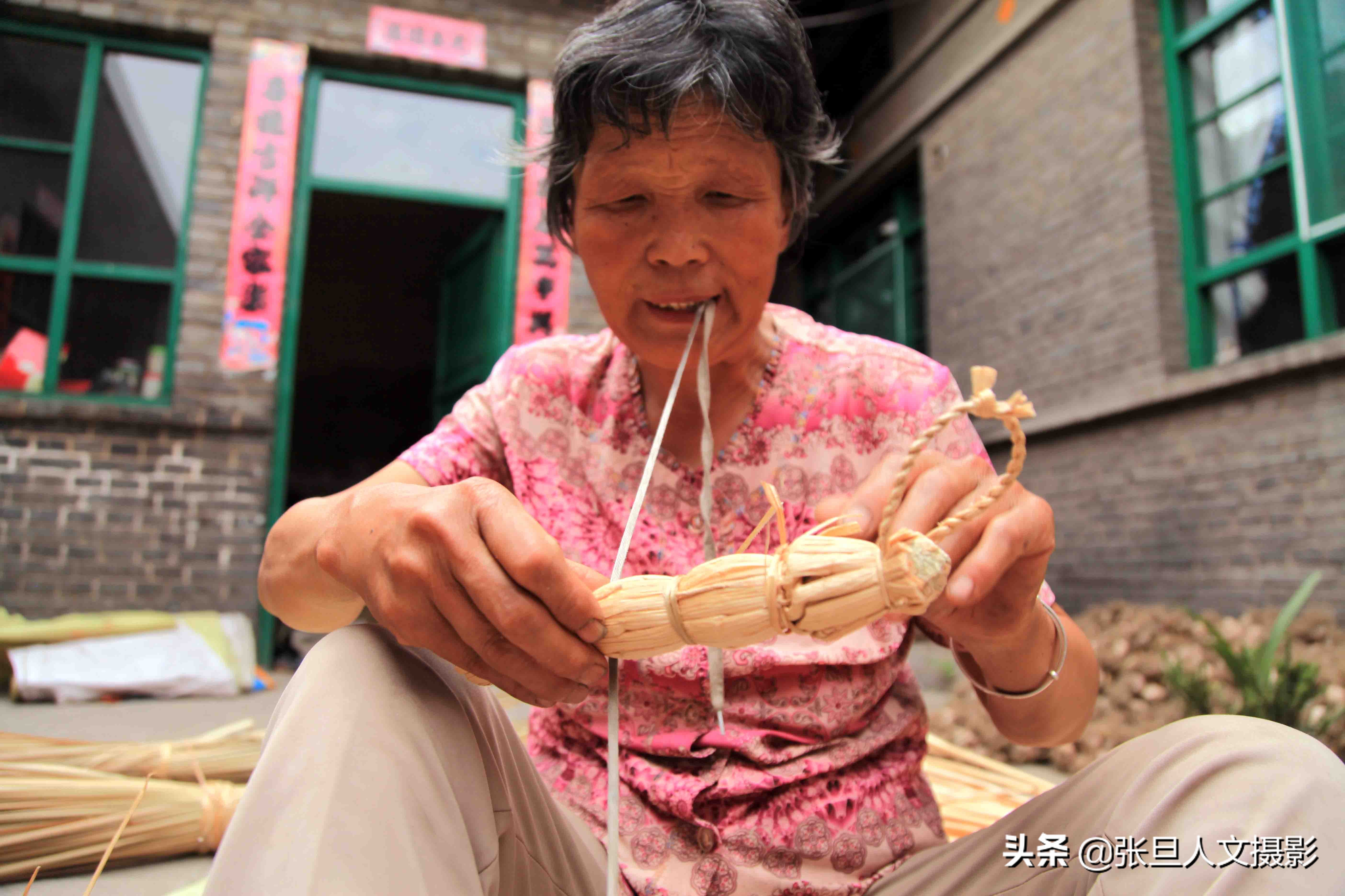 山西66岁农村大妈会编蒲扇 一把才卖8元 看她的幸福感咋就那么强