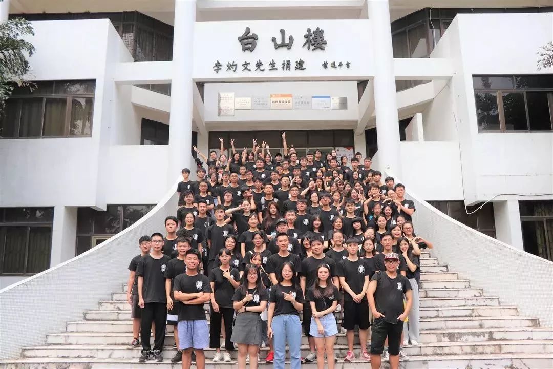 2018届学生会毕业照新部长名单