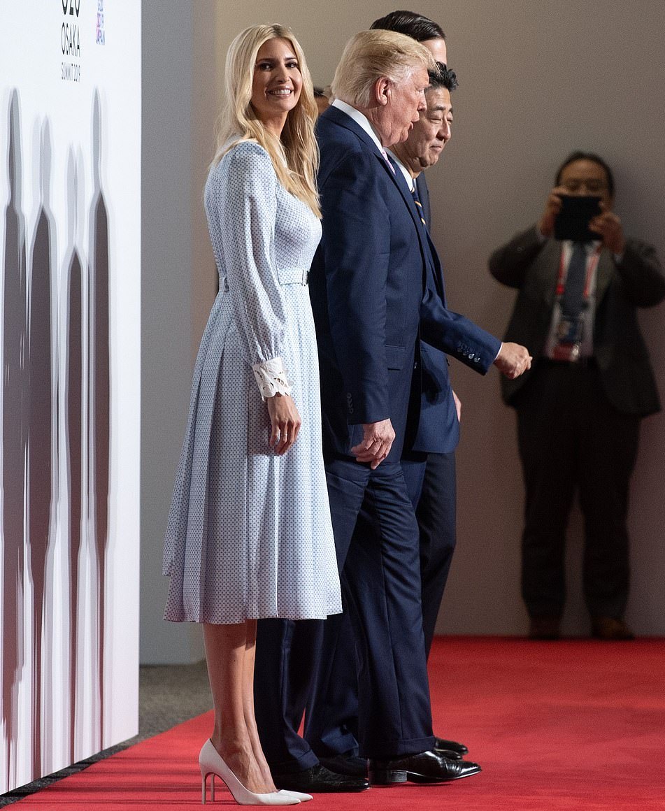 原创伊万卡抵达韩国继续美穿小斗篷浅蓝紧身裙太气质尽显完美曲线