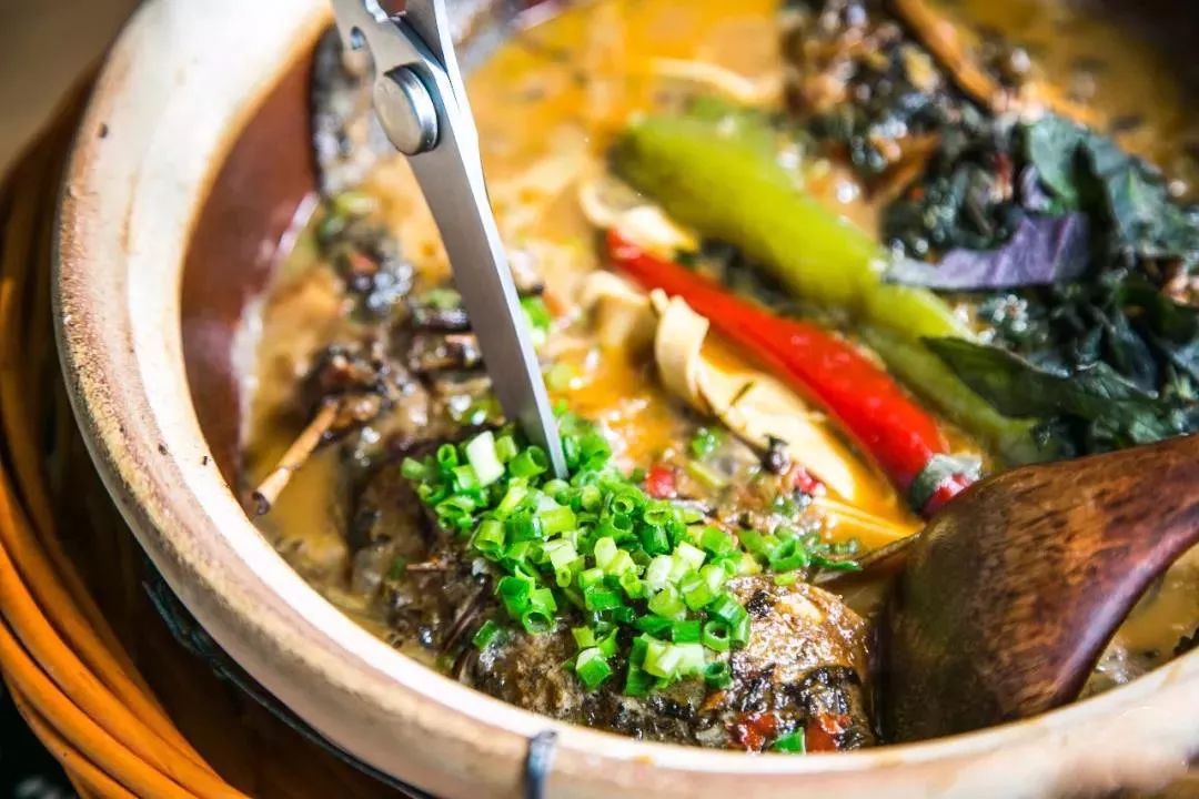 店内的装潢颇具民族味,各种绿植,凤凰图腾和土家族老照片,土家族特有