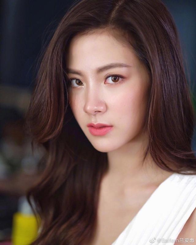 看泰剧吹落的树叶被女主的时尚穿搭教程加大牌美妆所吸引