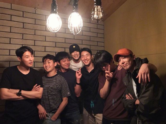 俊勉与朋友聚会合照再公开就这样一直保持灿烂笑容吧