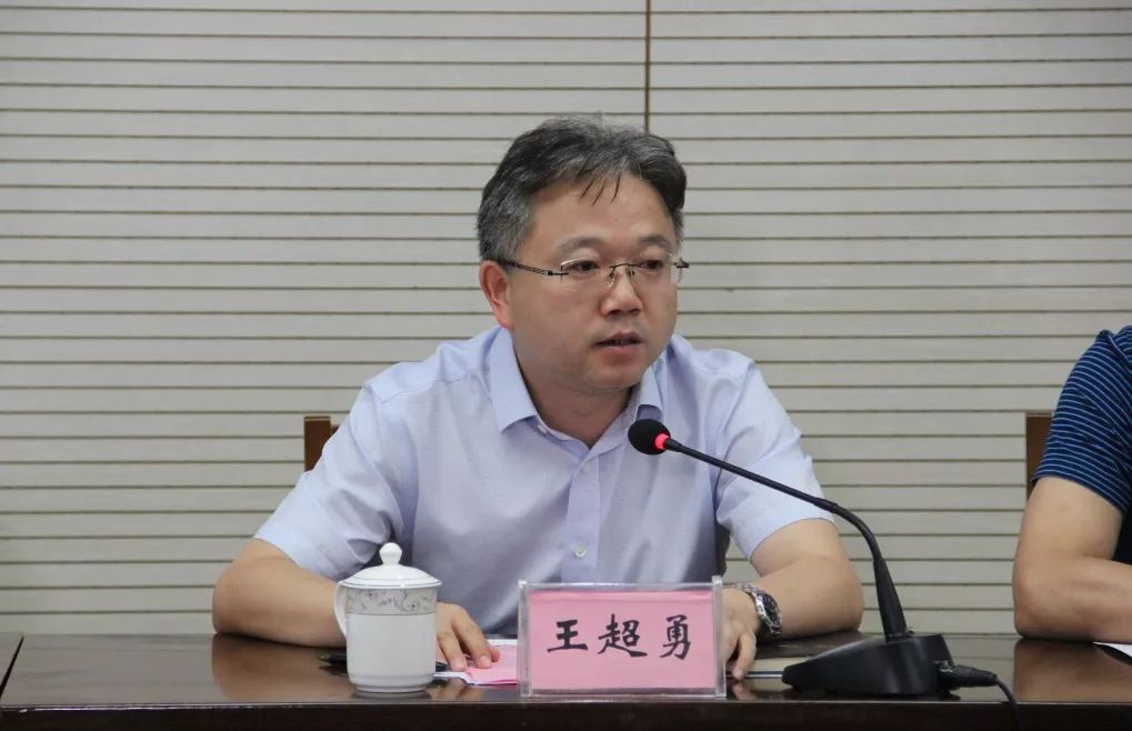 东屏街道卫生院院长 王小三博士代表:心内科 主任 戴启明区人民医院