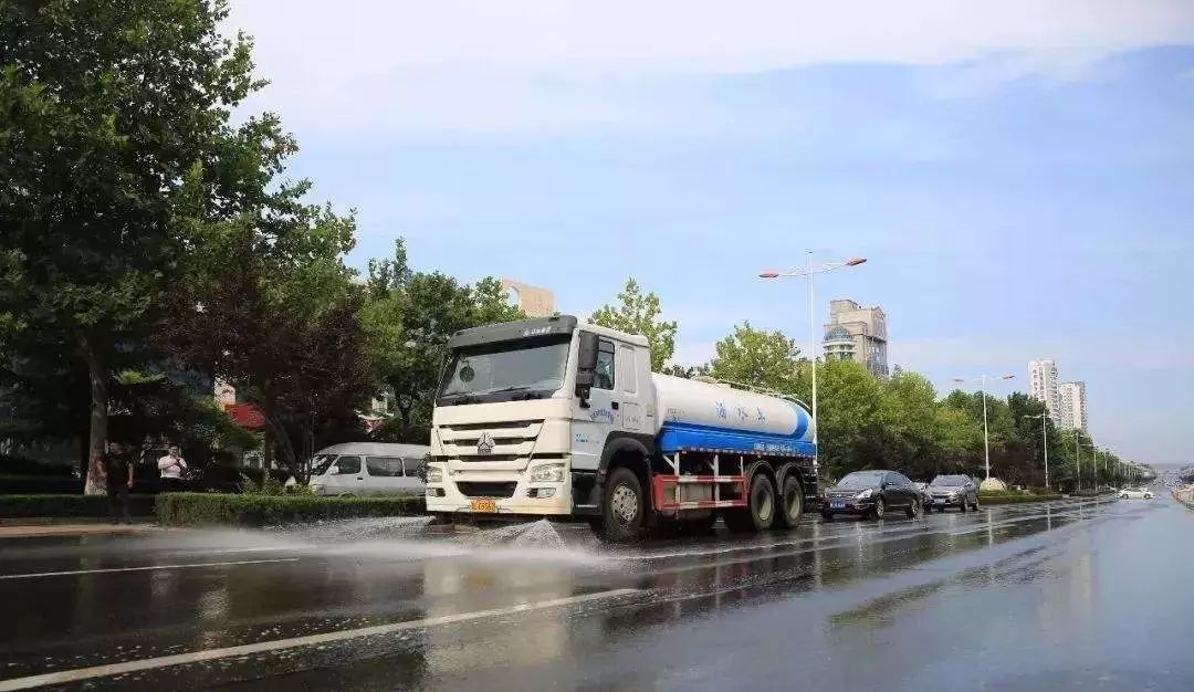 话题讨论青县马路上的洒水车遇见行人还要继续喷水