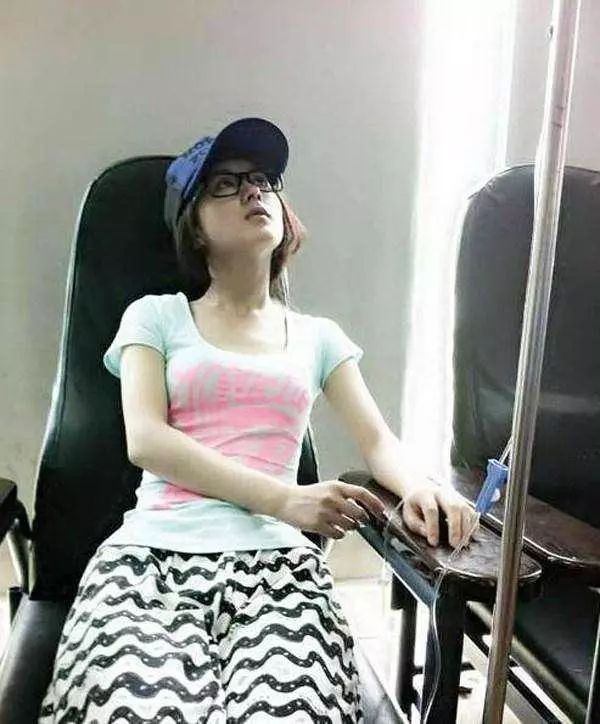 原创生病输液仍俊俏的女星王祖贤眼神迷离美艳动人李冰冰似睡美人