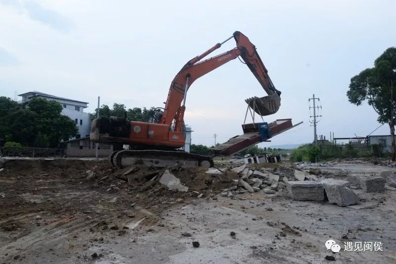 七一前夕闽侯县领导走访慰问困难党员还检查了环保工作