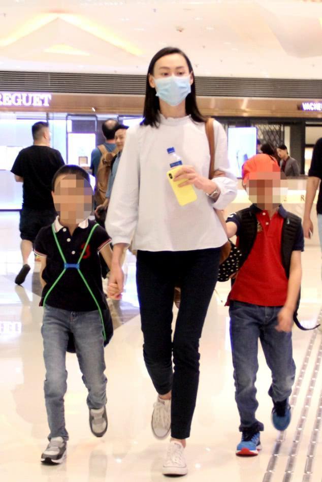 梁洛施为双胞胎儿子庆生希望儿子能够脚踏实地宠辱不惊