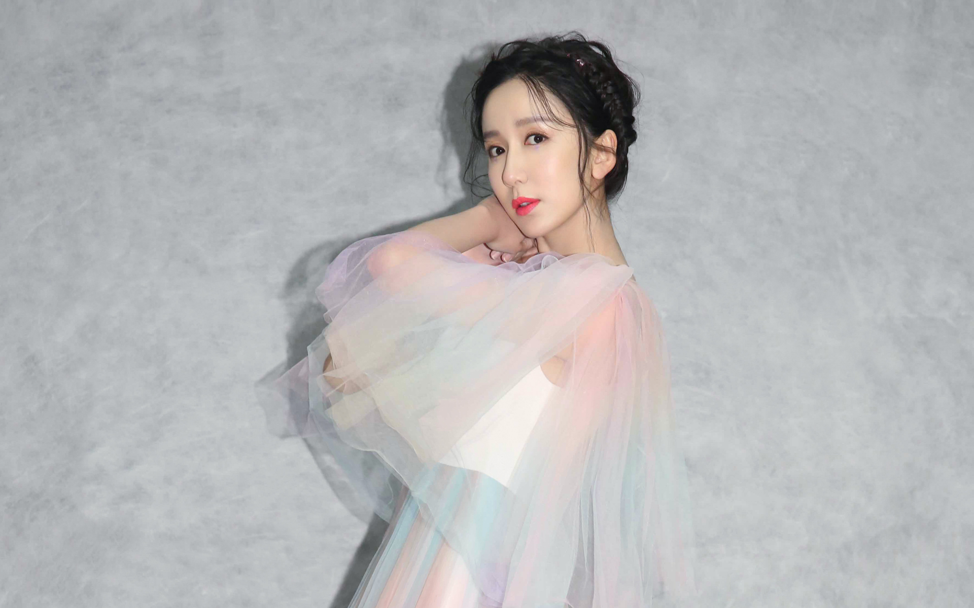 娄艺潇仙气性感写真,迥异"胡一菲"的火辣热情!