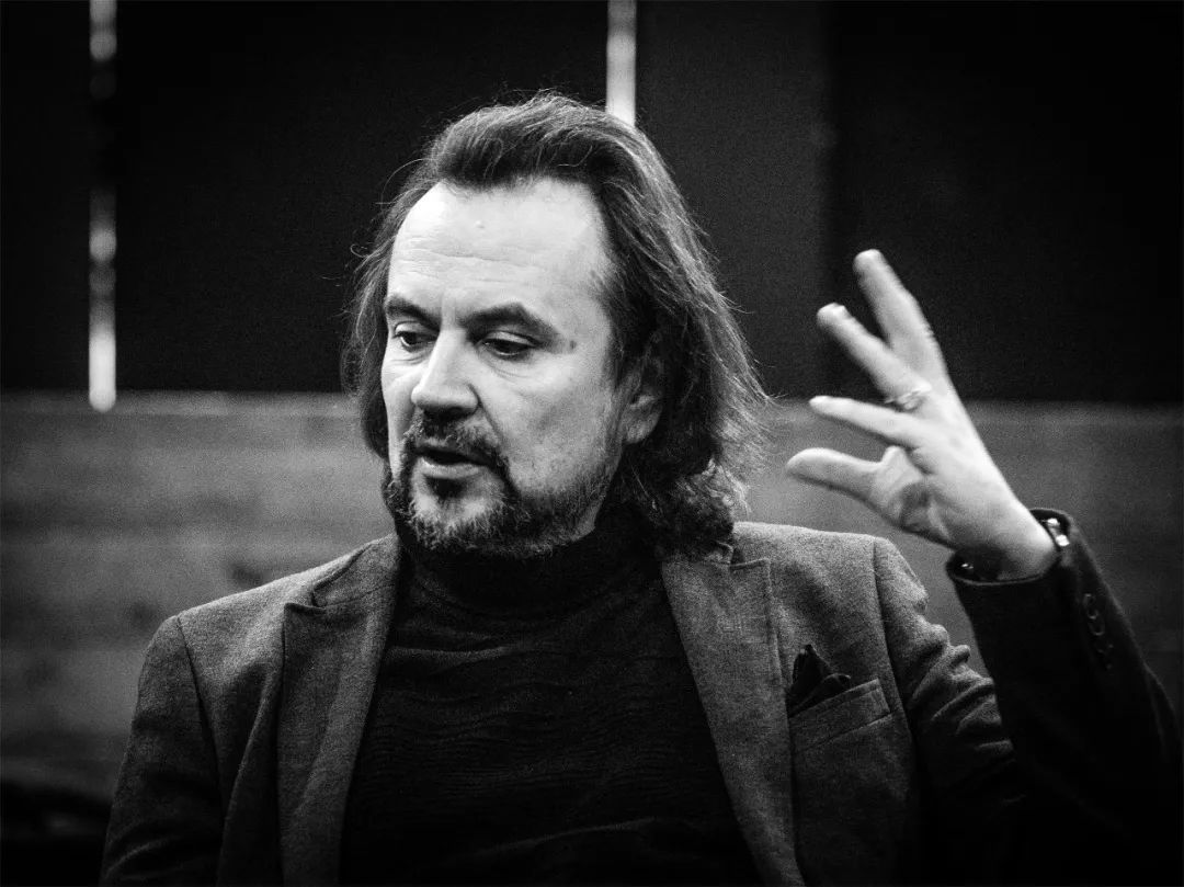 灯光方面,当屏幕上播放奥尔贡个人形象宣传片的时候,一束光打亮了舞台