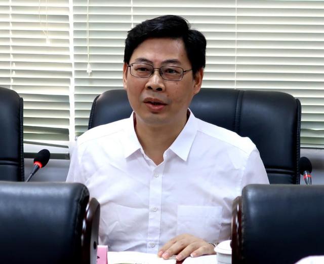 (周志辉代表发言)周志辉代表建议,要提高代表建议办成率就要从源头上