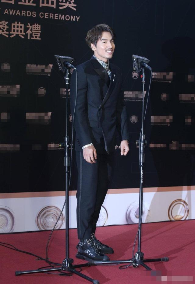 言承旭胡子拉碴现身红毯,现场媒体大喊林志玲,言承旭尴尬走开