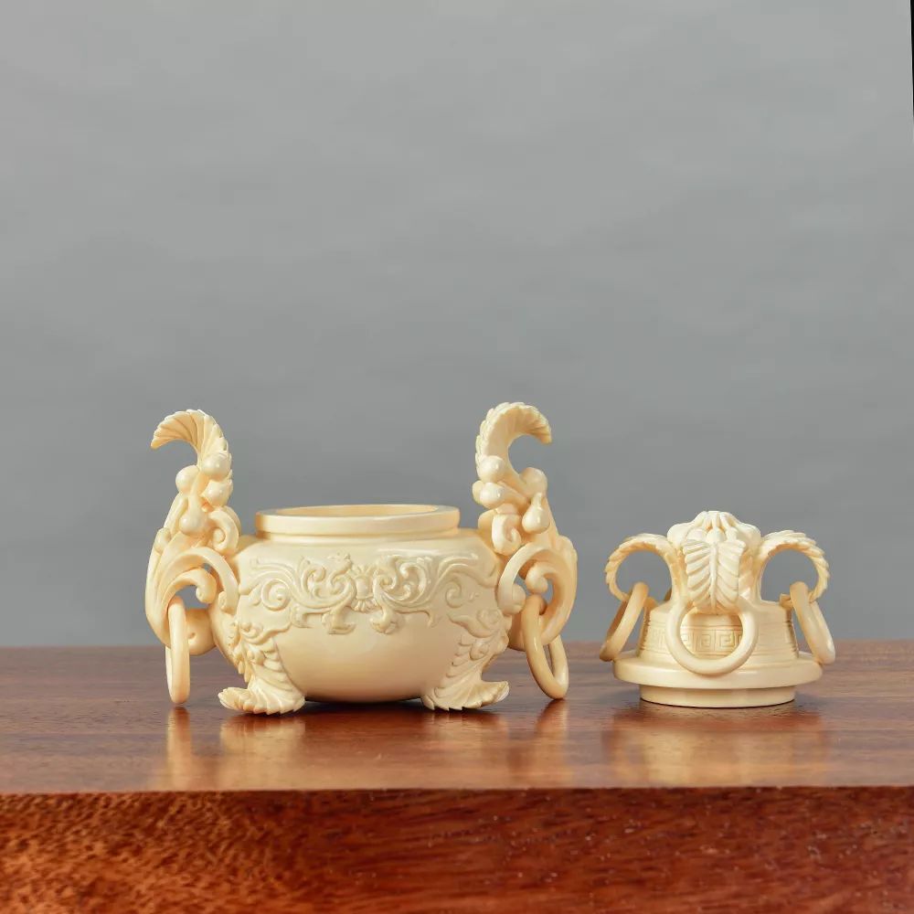    滑动查看下一张图片 >>三足香炉以象牙雕象,构思新颖,别具巧思.