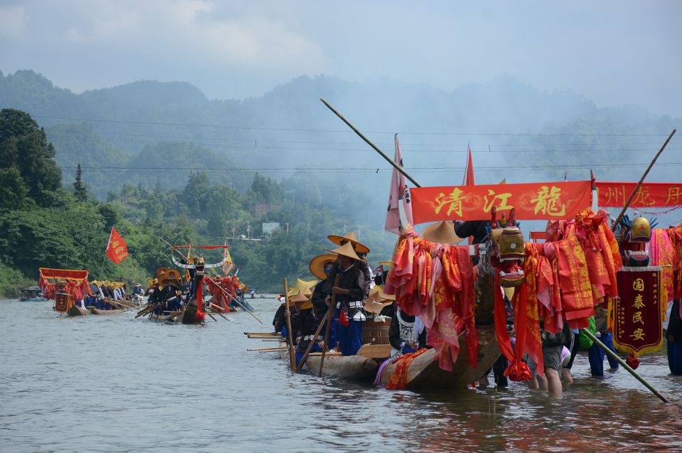 来自当地苗族群众,各村寨亲戚朋友,外地游客齐聚施洞镇清水江畔观看