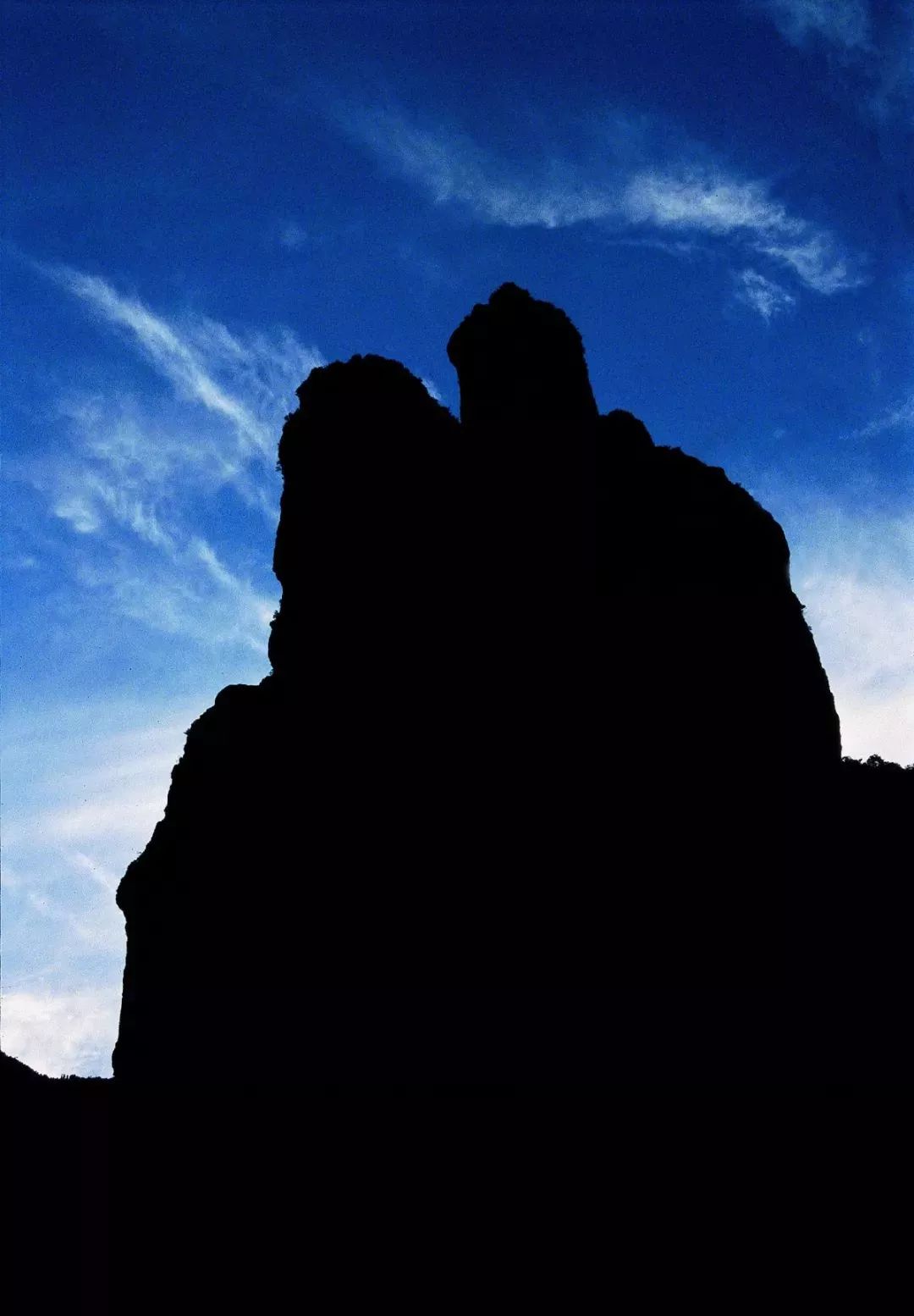 灵峰夜景 何磊 摄