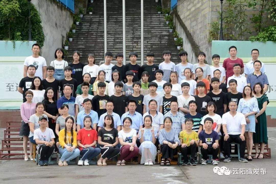 2016级2班全体师生合影2016级1班全体师生合影小江初中2016级毕业照