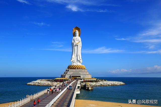 三亚城西南山景区,在南海观音圣像之下,人们感悟传统佛教文化