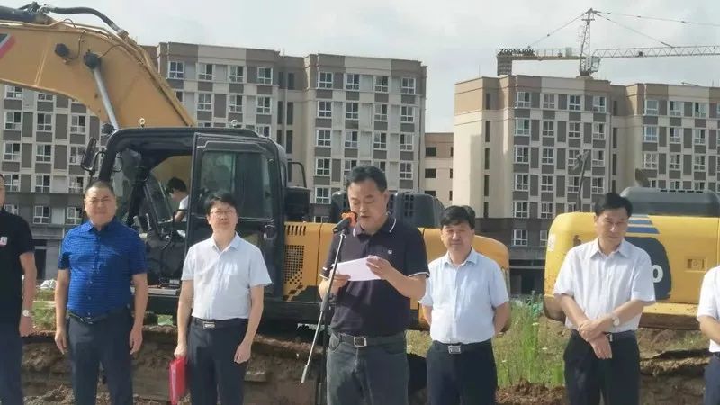 汉滨区副区长蒋平讲话只有轰鸣的机器声也没有彩旗飘飘没有常见的气球