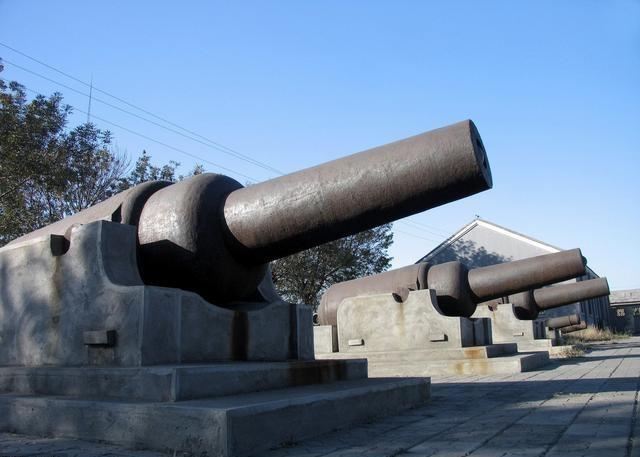 影片中的僧格林沁率领骑兵狂突洋人的长枪大炮,虽血流成河却至死不退.