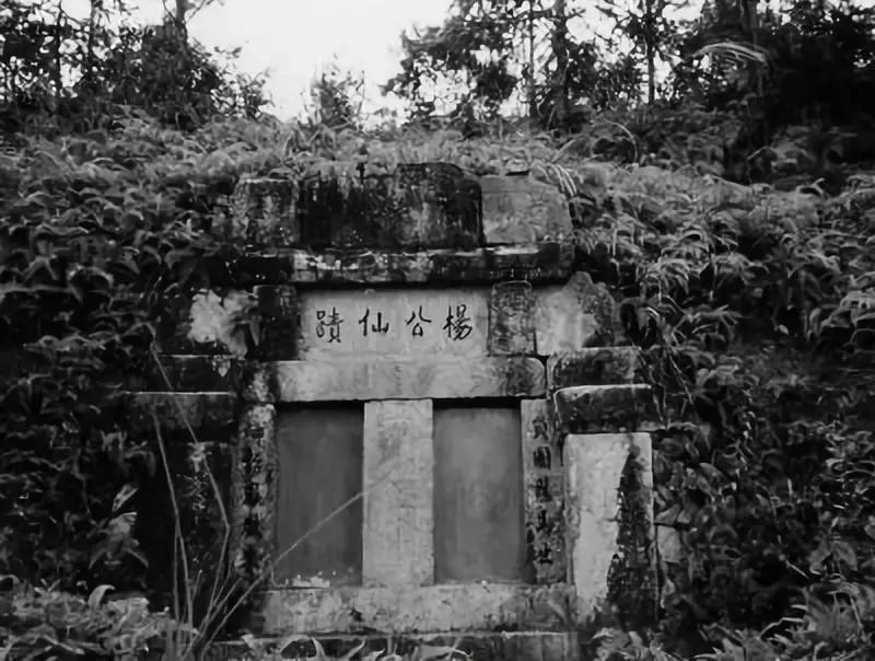 为卢王办完事后,卢复问还有天子地否,杨筠松答一席十八面,面面出天子.