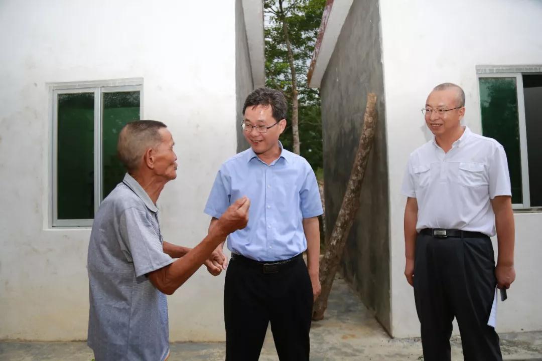 蓝佛安到万宁开展扶贫调研 为基层党员讲党课