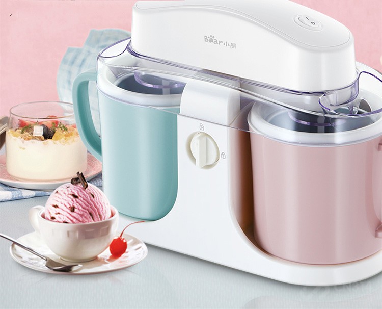 夏天不用顶着烈日买冰淇淋 买款小型冰淇淋机在家就能享受冰爽_进行