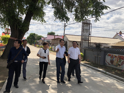 曾通满族村,听取了市民委《关于吉林市民族乡镇经济社会发展情况》的