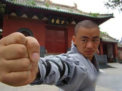 王宝强8岁就在少林寺学艺,6年的练武生涯锻炼了他强健的体质,后来不