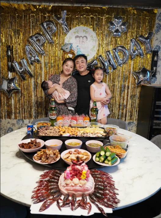 乔杉晒全家福庆35岁生日,一家四口同框画面超幸福!