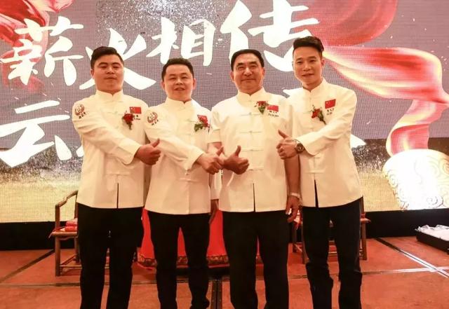 涂小二老长沙龙虾店杀入深圳发誓用美味小龙虾填饱乡友们的味蕾