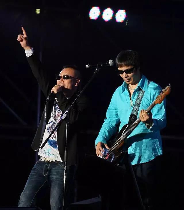 前零点乐队主唱,因为演了"吴天"之后变了_周晓鸥