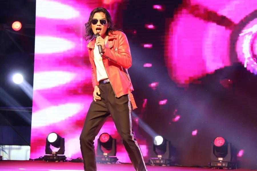 迈克尔·杰克逊模仿者黄艺除了明星大咖们优秀的模仿者带来精彩的演绎