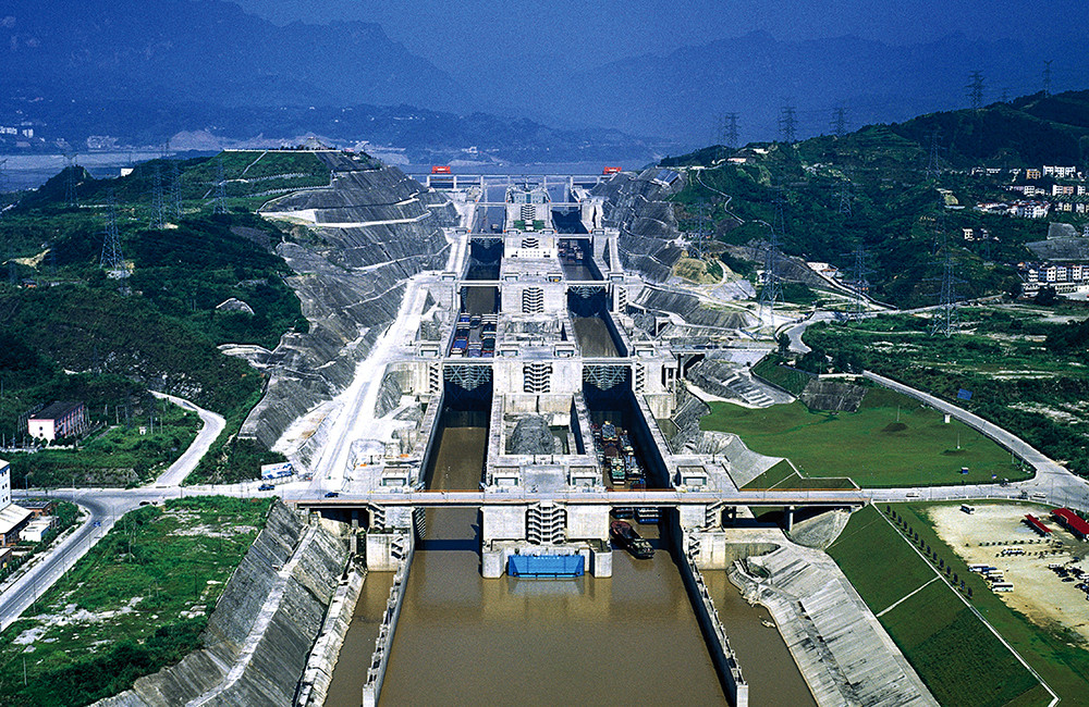 全球第一大的三峡船闸造它铲平十八座山头船舶驶过如同爬楼梯