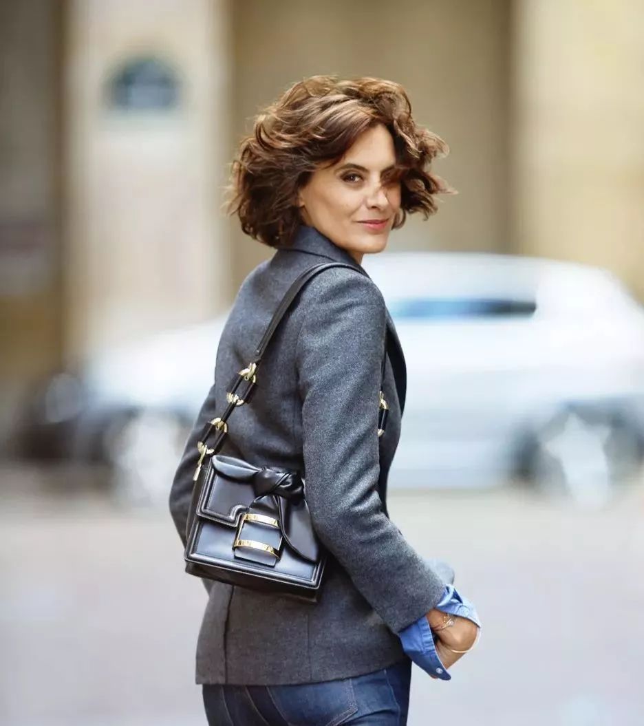 伊娜·德拉弗拉桑热: 她是法国神级超模,也是香奈儿老佛爷相爱相杀的