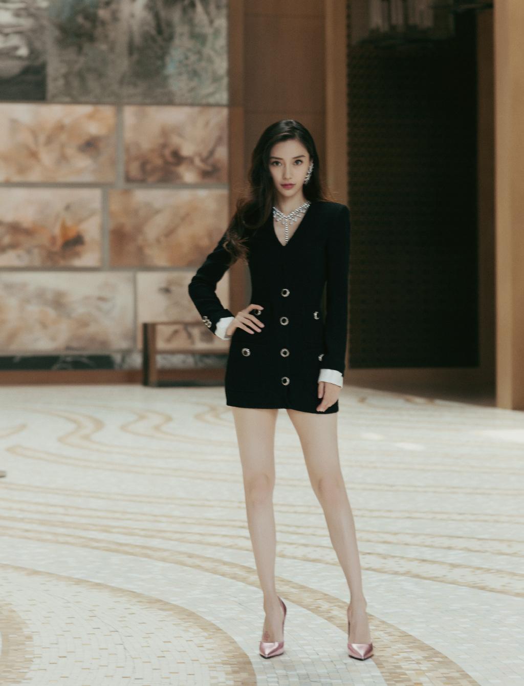 刘亦菲穿西装帅气潇洒大秀长腿,西装3种花样搭配,尽显高级感