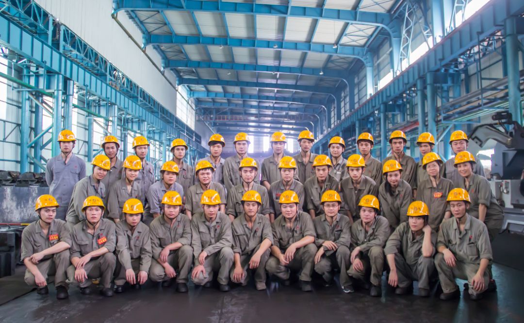 奋战在钢铁一线的青年队伍,也是一支能吃苦,能战斗,能奉献的青年集体