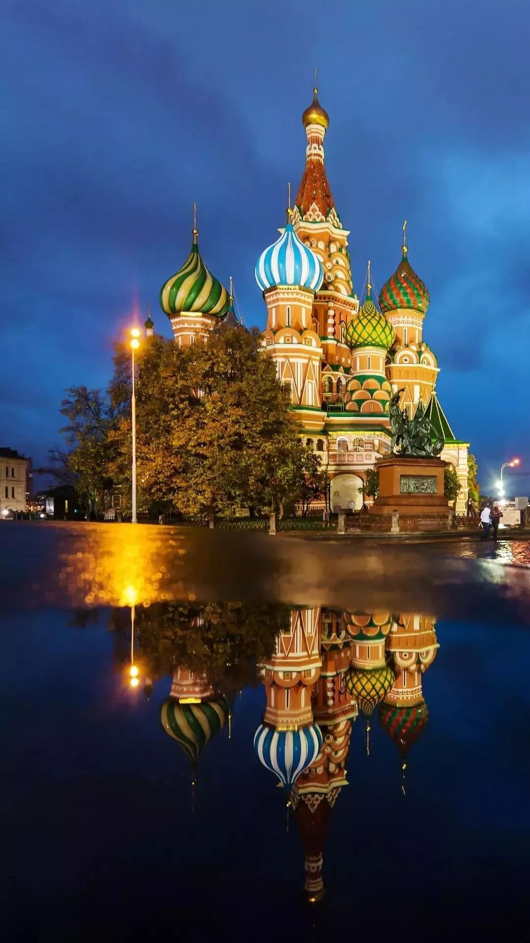 那就是俄罗斯的名片——护城河上的圣母帡幪大教堂,俗称圣愚瓦西里